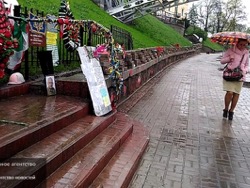 Киевские антифашисты вывесили фотографии Олеся Бузины на Крещатике