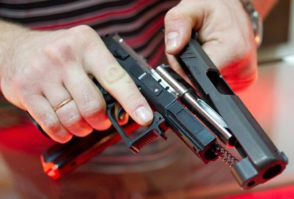 Травматический пистолет в одном из оружейных магазинов