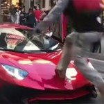 Хулиган пробежал по Lamborghini прямо на глазах у владельца автомобиля