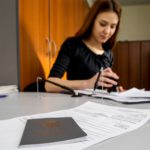 Служебные романы: почему бумажные трудовые книжки отменяют досрочно :: Экономика :: РБК