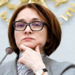 Центробанк понизил ключевую ставку. Что это значит для россиян?