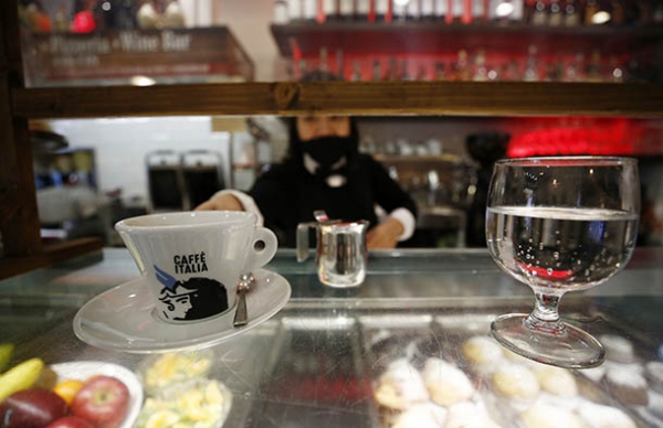 Обороты московских баров и ресторанов упали на четверть из-за запрета на работу по ночам