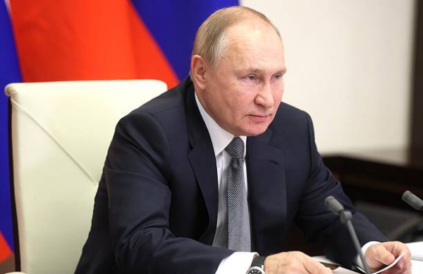 Путин поручил доработать закон о QR-кодах в общественных местах
