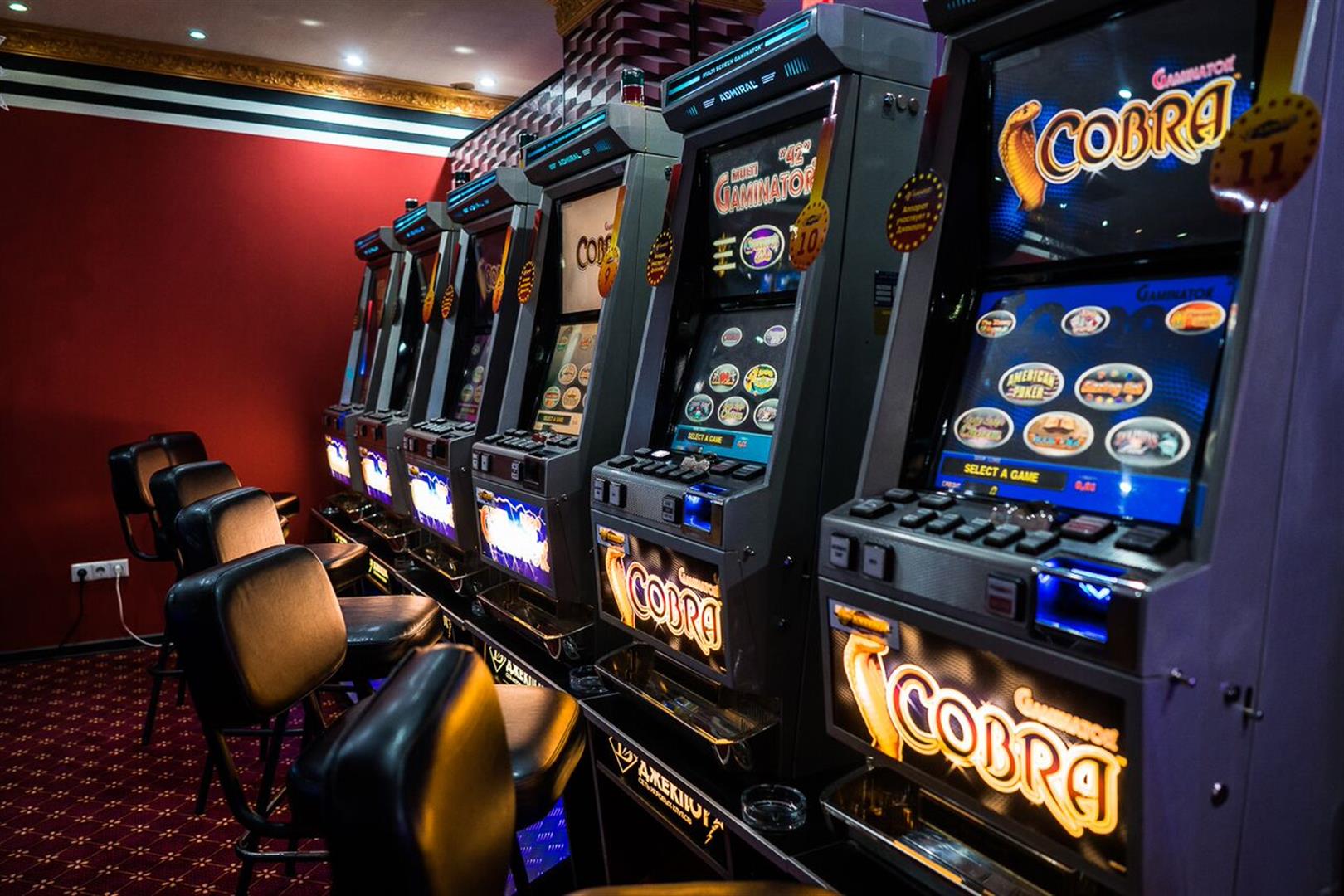 Игровые автоматы с хорошей отдачей casinodb5. Игровые автоматы. Игровой автомат казино. Зал игровых автоматов. Игровые автоматы 2000.